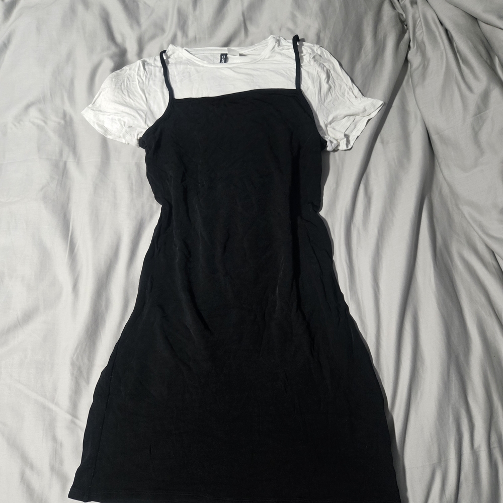 H&M Divided White T-Shirt with Black Trim Casual Cute Dress